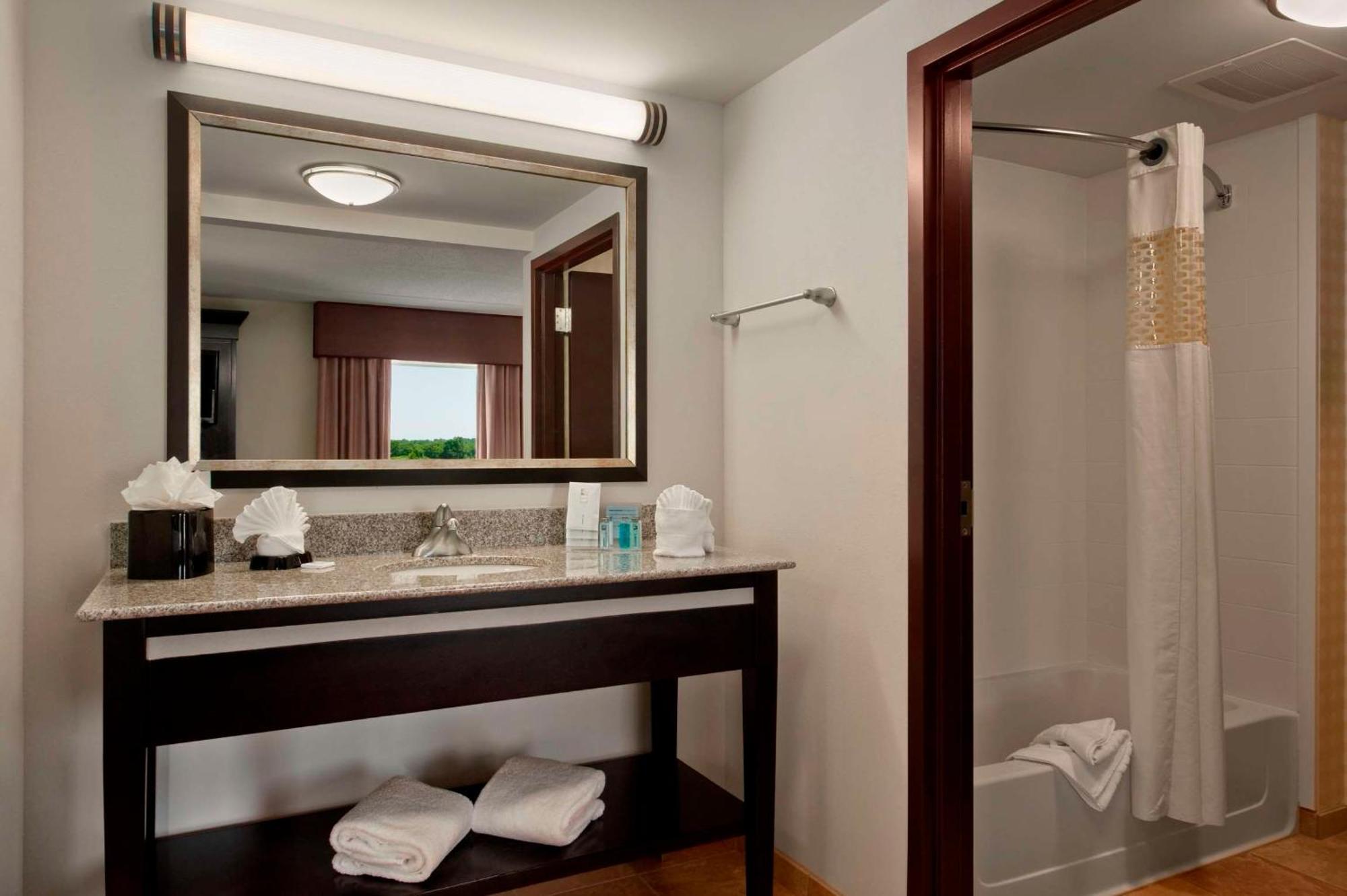 Hampton Inn & Suites Detroit/Airport Romulus Exterior foto